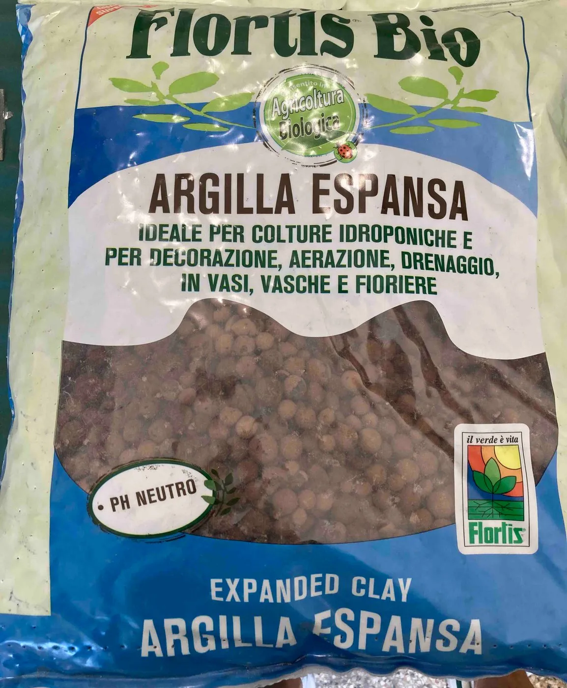 A bag of expanded clay pebbles labeled argilla espansa, for hydroponics, pH neutral